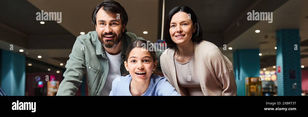 Eine fröhliche Familie genießt an einem Wochenende eine gute gemeinsame Zeit in der Spielzone des Einkaufszentrums. Stockfoto