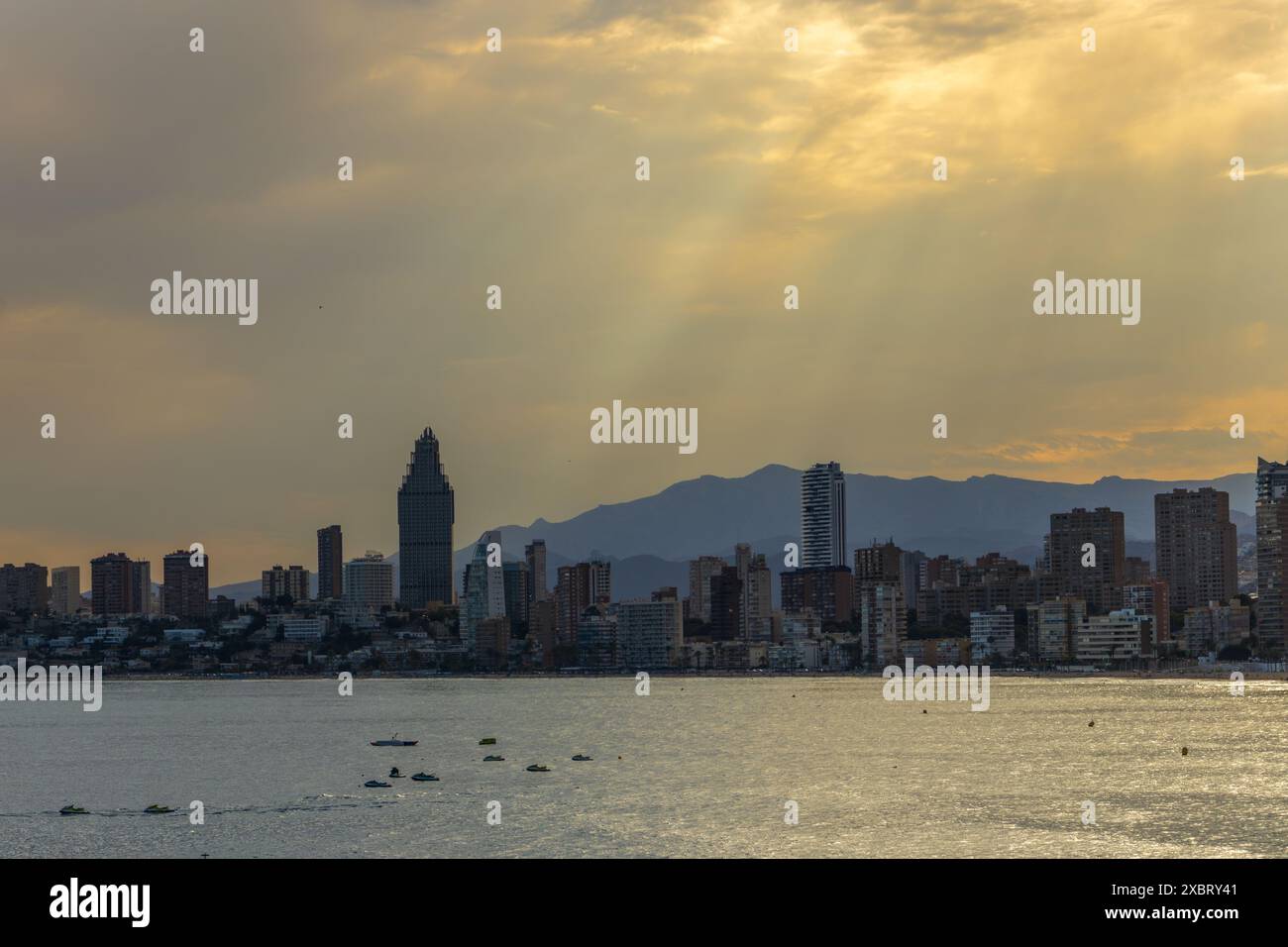 Das Bild zeigt eine Küstenstadt von Benidorm, Spanien, mit Blick auf das Meer. Die Skyline ist geprägt von modernen Hochhäusern. Stockfoto