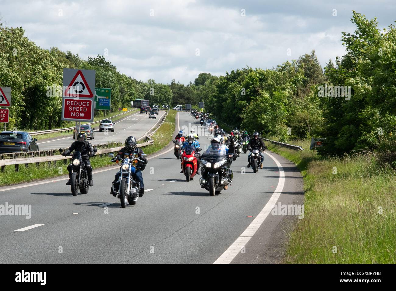 Motorräder auf der Fahrt „Dave Day“ auf der A591, Cumbria. Am „Dave Day“ nahmen 20.000 Motorräder an einer Gedenkfahrt für den haarigen Biker Dave Myers Teil Stockfoto