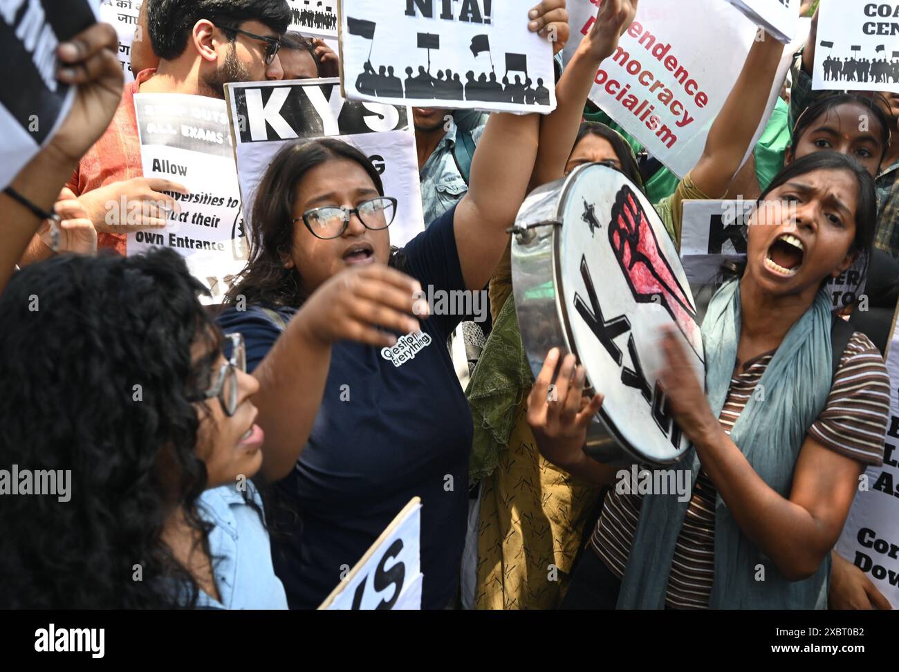 PATNA, INDIEN - 10. JUNI: JNUSU-Aktivisten protestieren gegen massive Korruption in NEET-Ergebnissen und fordern eine Untersuchung der NEET-Ergebnisse gegen korrupte NTA während der JNUSU-Protestdemonstration im Bildungsministerium in Shastri Bhawan am 10. Juni 2024 in Patna, Indien. (Foto: Sonu Mehta/Hindustan Times/SIPA USA ) Stockfoto