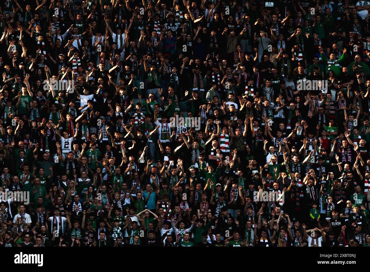 WROCLAW, POLEN - 27. APRIL 2024: Fußballspiel PKO Ekstraklasa zwischen Slask Wrocla und Ruch Chorzow. Unterstützer von Slask. Stockfoto