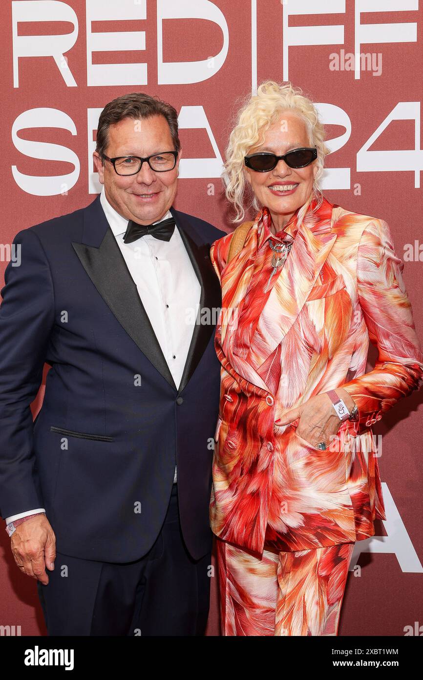 Robert Pölzer und Ellen von Unwerth kommen zu der amfAR Gala Cannes 2024 im Hôtel du Cap-Eden-Roc im Rahmen der 77. Internationale Filmfestspiele von Cannes. Stockfoto