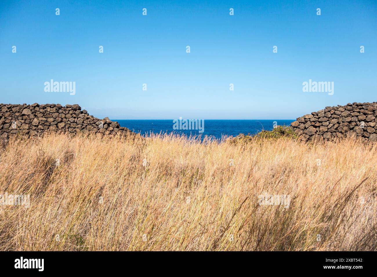 Ein Blick über das blaue Mittelmeer von der Küste Siziliens, Italien, an einem heißen Sommernachmittag Stockfoto