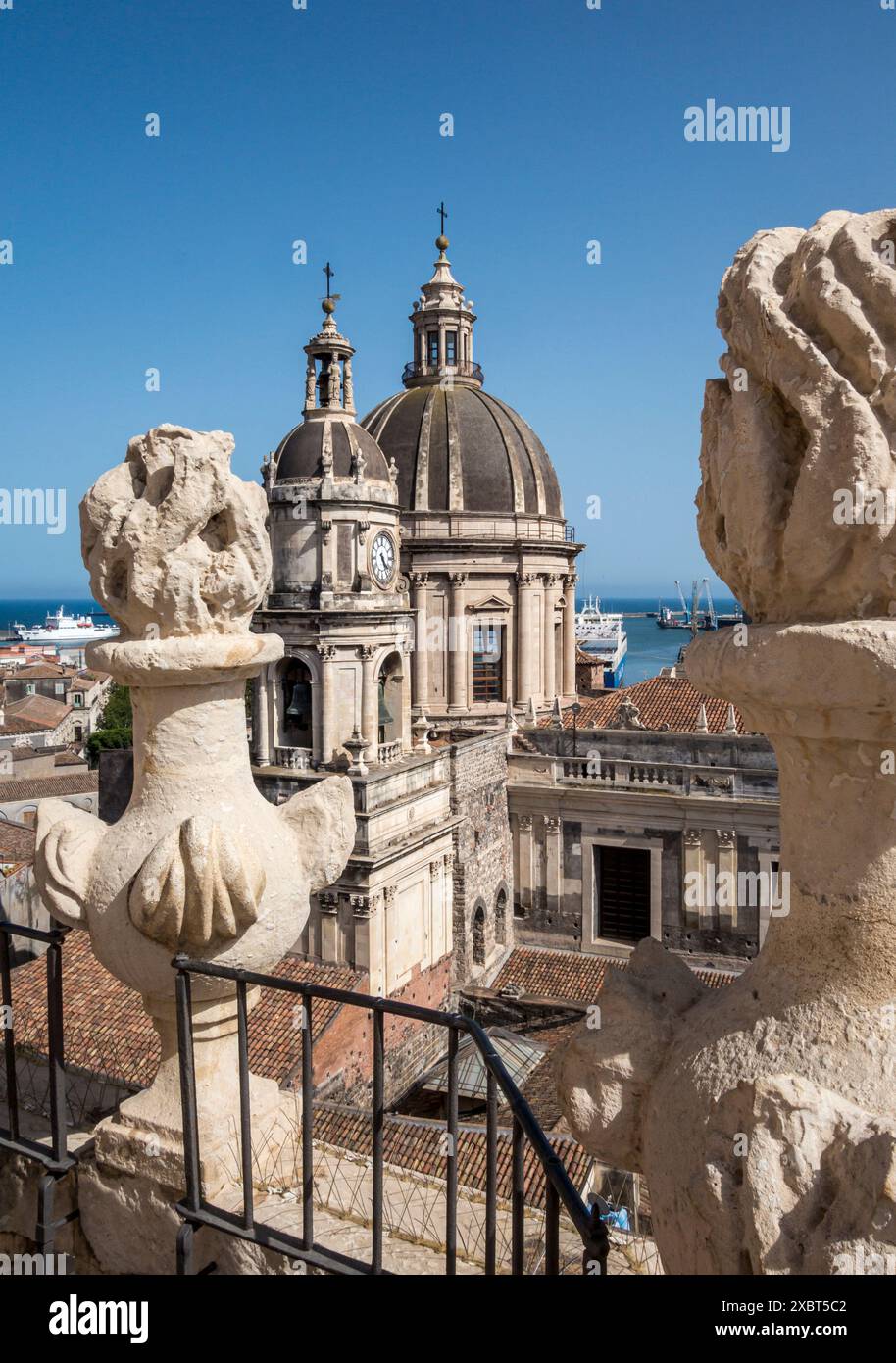 Der Dom von Catania (Kathedrale von Catania) vom Balkon um die Kuppel der nahegelegenen Chiesa della Badia di Sant'Agata (Abtei St Agatha) Stockfoto