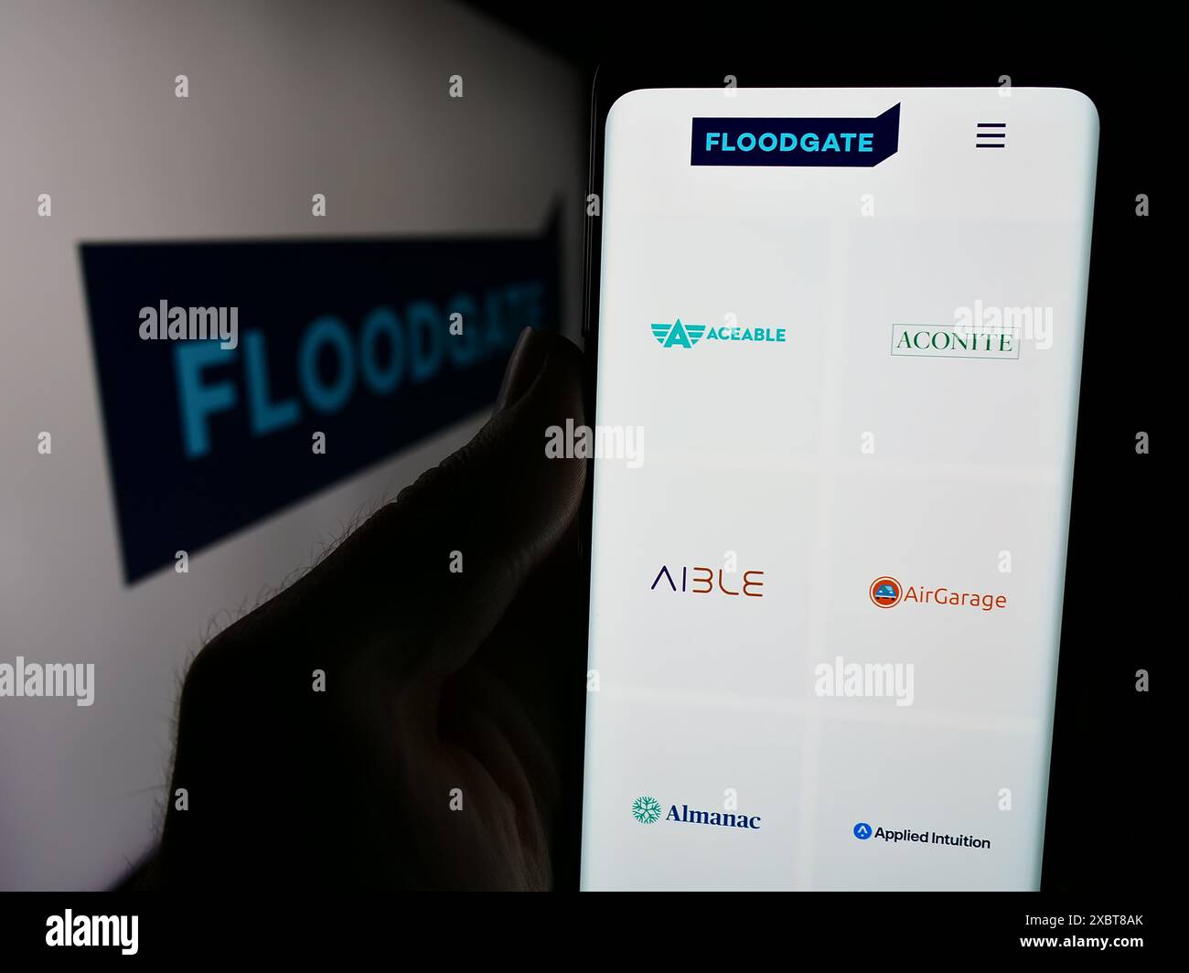 Person, die ein Handy hält, mit Website des US-Risikokapitalunternehmens Floodgate Fund LP vor dem Logo. Konzentrieren Sie sich auf die Mitte des Telefondisplays. Stockfoto