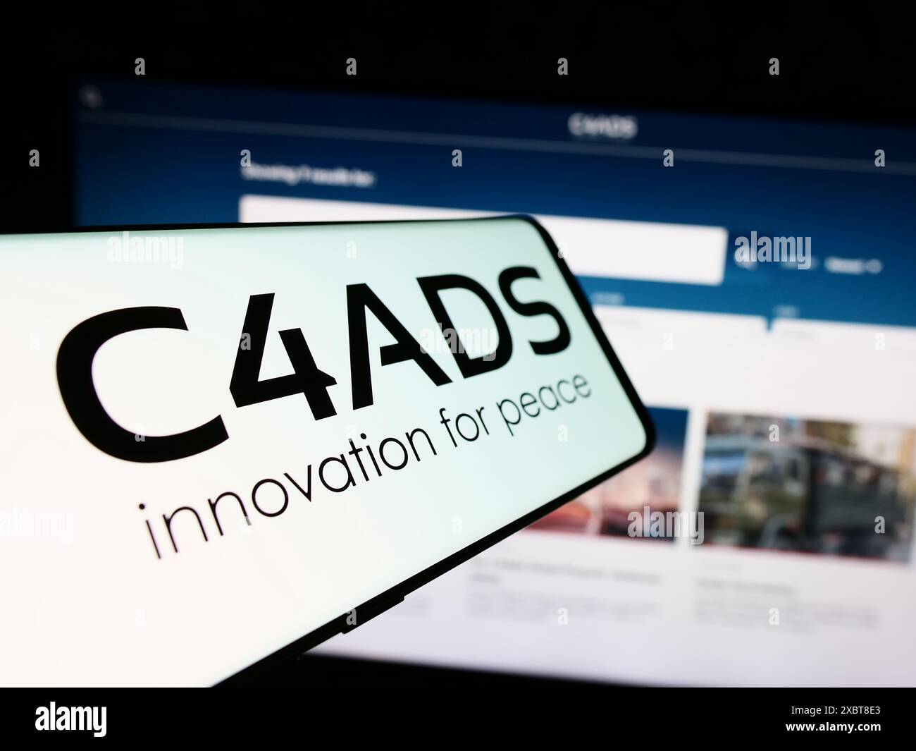 Mobiltelefon mit Logo des Center for Advanced Defense Studies (C4ADS) vor der Website. Fokussieren Sie sich auf die linke Mitte des Telefondisplays. Stockfoto