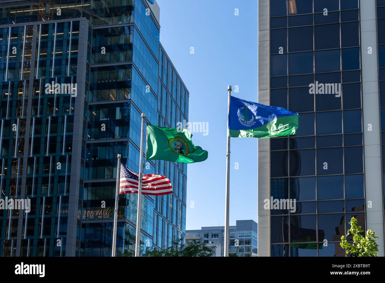 Die Nationalflagge der Vereinigten Staaten, die Flagge von Washington und die Flagge der Stadt Bellevue sind in Bellevue, WA, Vereinigte Staaten zu sehen. Stockfoto