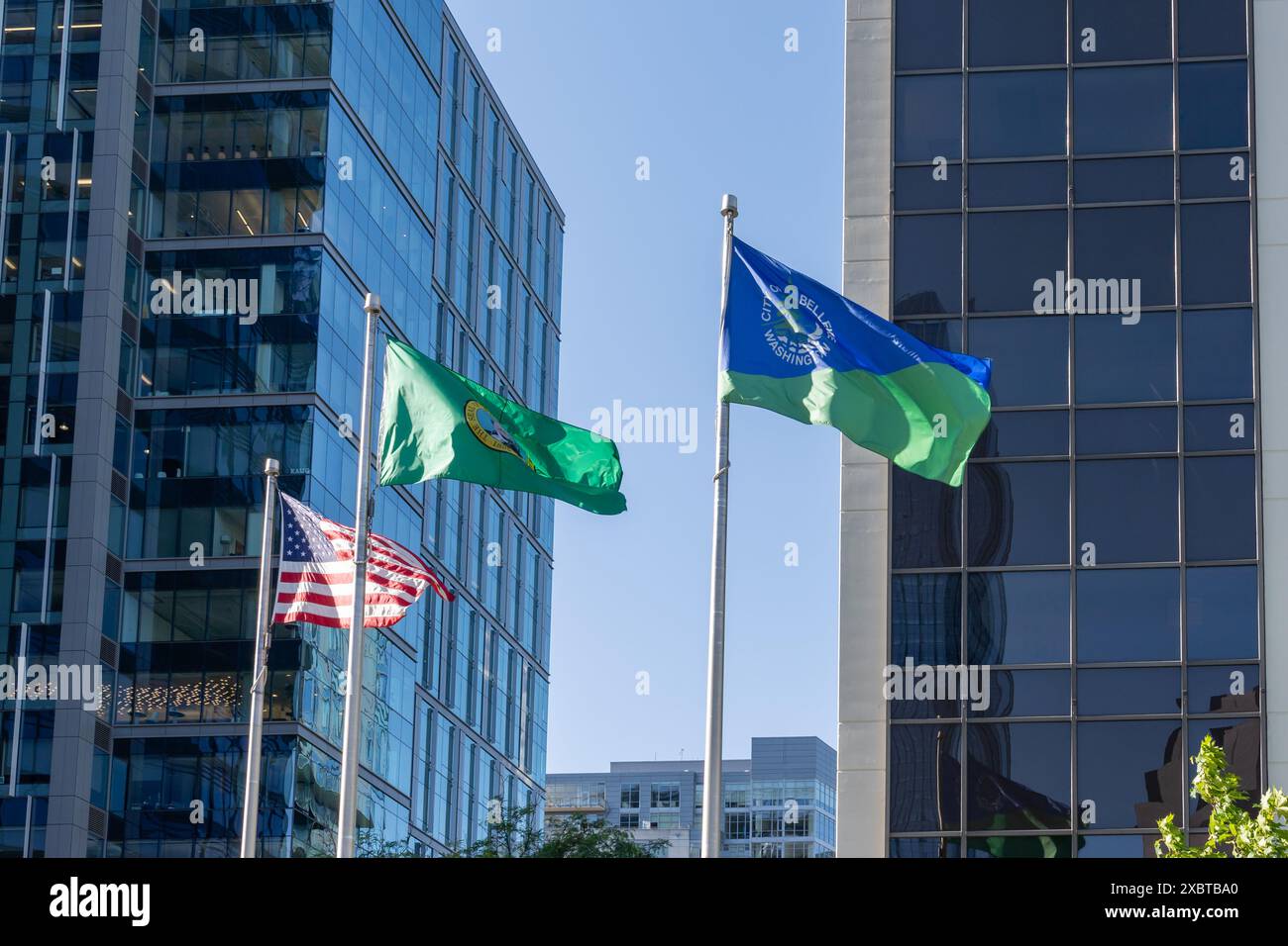 Die Nationalflagge der Vereinigten Staaten, die Flagge von Washington und die Flagge der Stadt Bellevue sind in Bellevue, WA, Vereinigte Staaten zu sehen. Stockfoto
