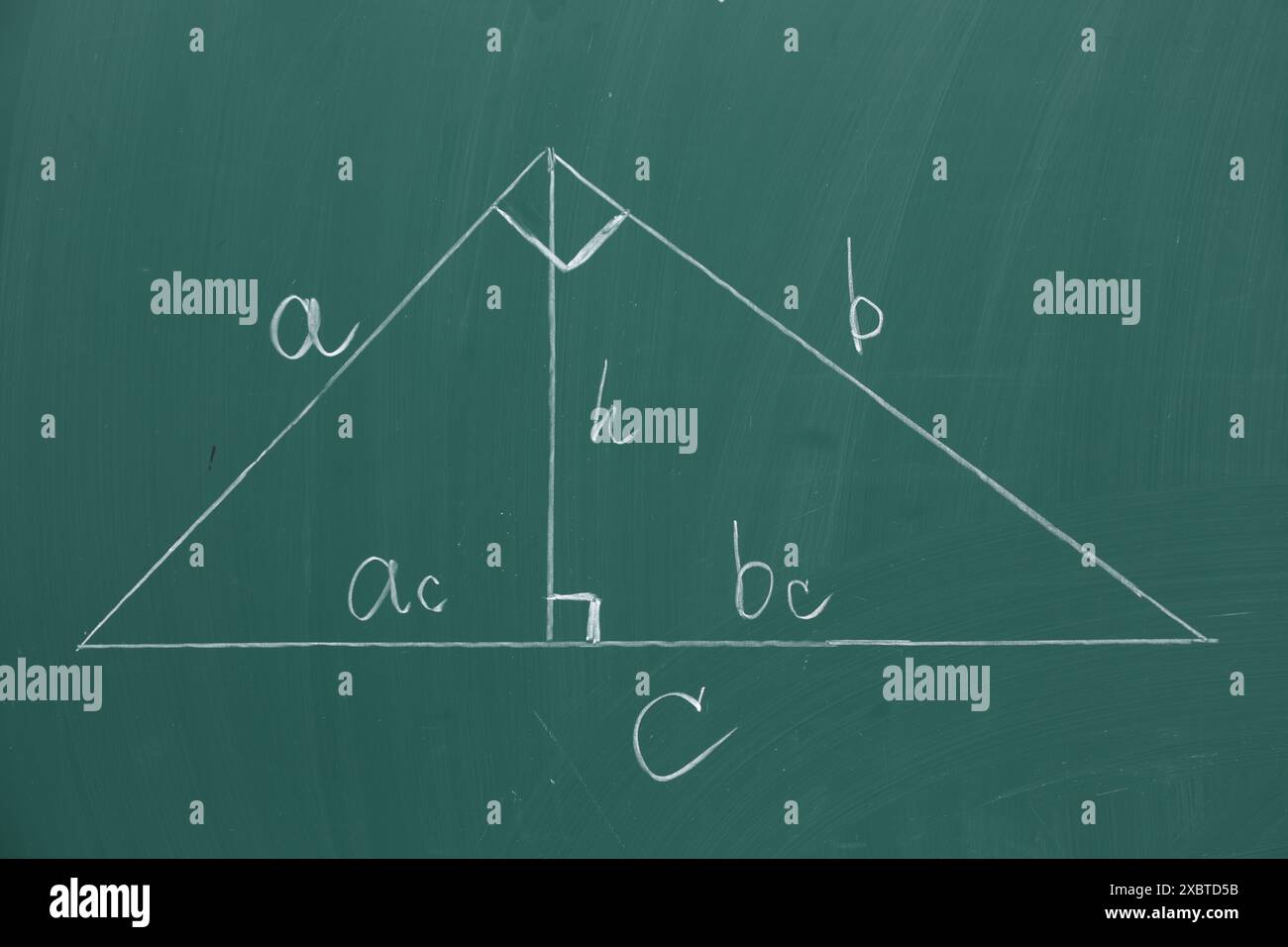 Dreieck- und Geometrie-Aufgabe auf grünem Tafel Stockfoto