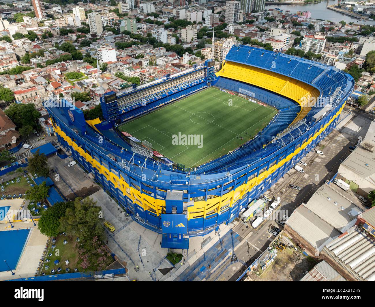 Buenos Aires, Argentinien, 10. Februar 2023: Wunderschöner Blick aus der Luft auf das Fußballstadion La Bombonera für die Boca Juniors, mit der Stadt Buenos Aires in Th Stockfoto