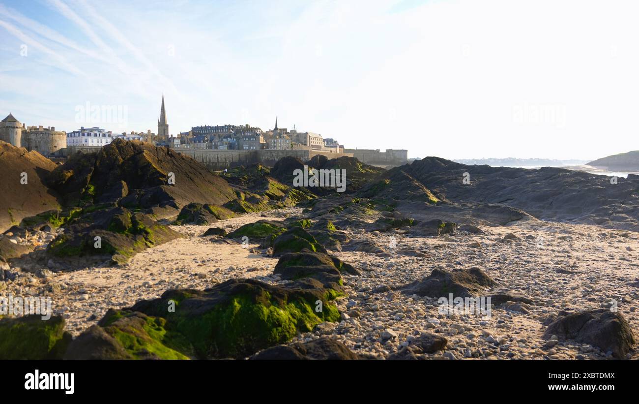 Strand Sant Malo bei sonnigem Wetter bei Ebbe mit wunderschönem blauen Himmel Stockfoto