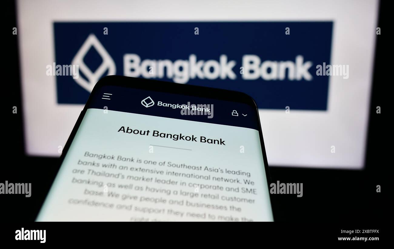 Mobiltelefon mit Website der Thai Bangkok Bank Public Company Limited vor dem Geschäftslogo. Fokussieren Sie sich oben links auf der Telefonanzeige. Stockfoto