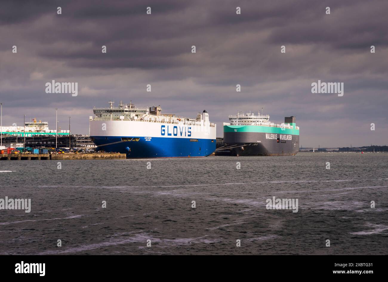 Die Schiffe Glovis Superior und Wallenius Wilhelmsen Thalatta in Southampton Eastern Docks Stockfoto