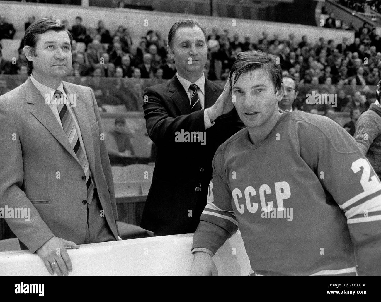 WLADISLAV TRETIAK sowjetischer Eishockeytort wird vom Mannschaftstrainer Victor Tichonow nach dem Sieg im Moskauer Dezemberturnier mit der Frisur unterstützt. Stockfoto