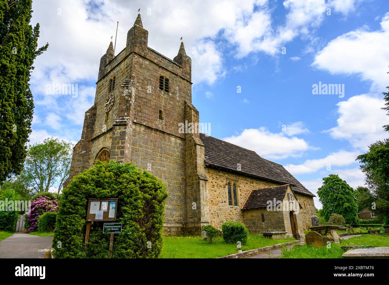 Die St. Mary Magdalene Kirche in Bolney wurde um das Jahr 1100 im normannischen und sächsischen Stil gegründet. West Sussex, England. Stockfoto