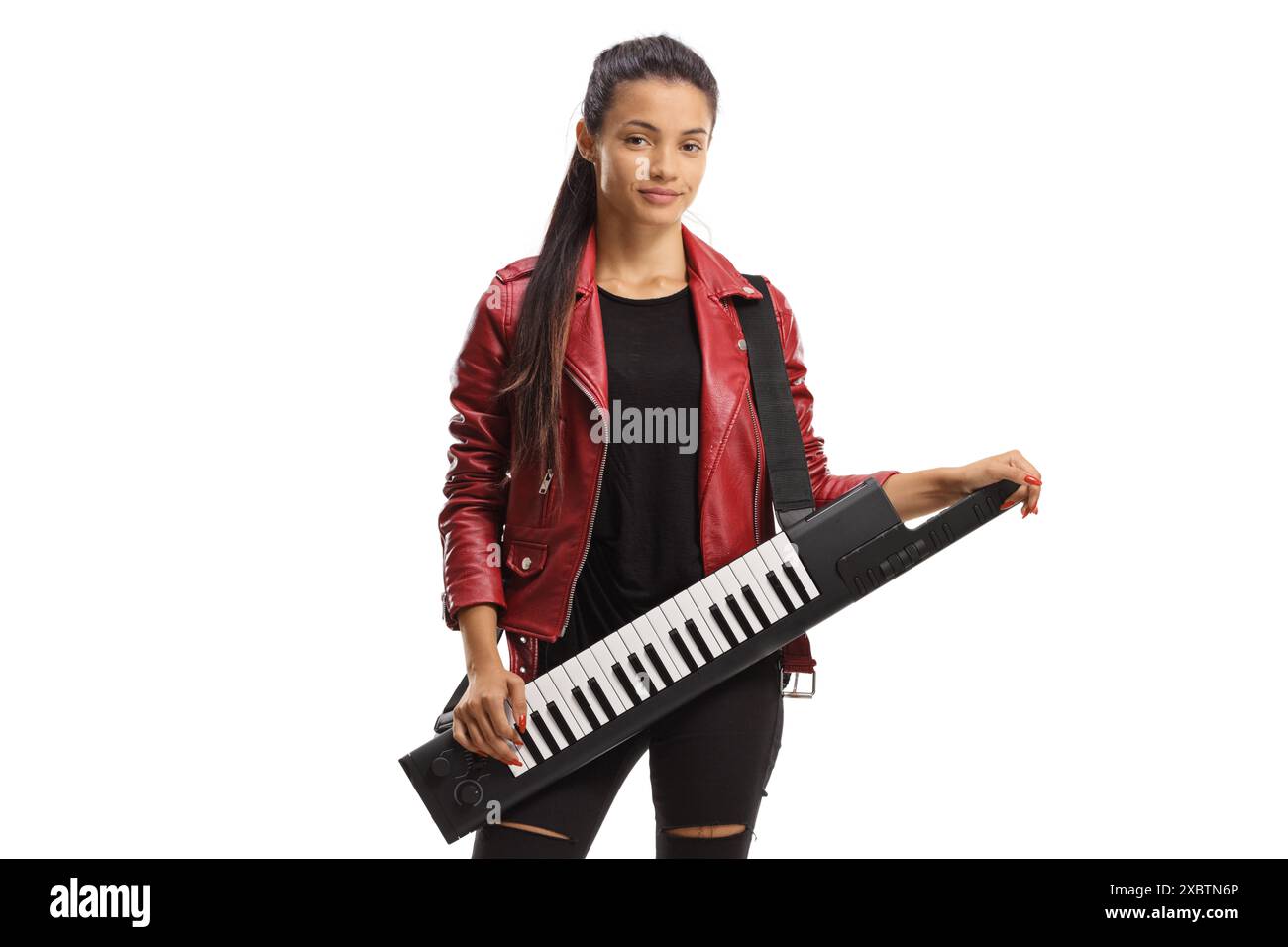 Junge Musikerin in einer Lederjacke mit einem Keytar-Musikinstrument isoliert auf weißem Hintergrund Stockfoto