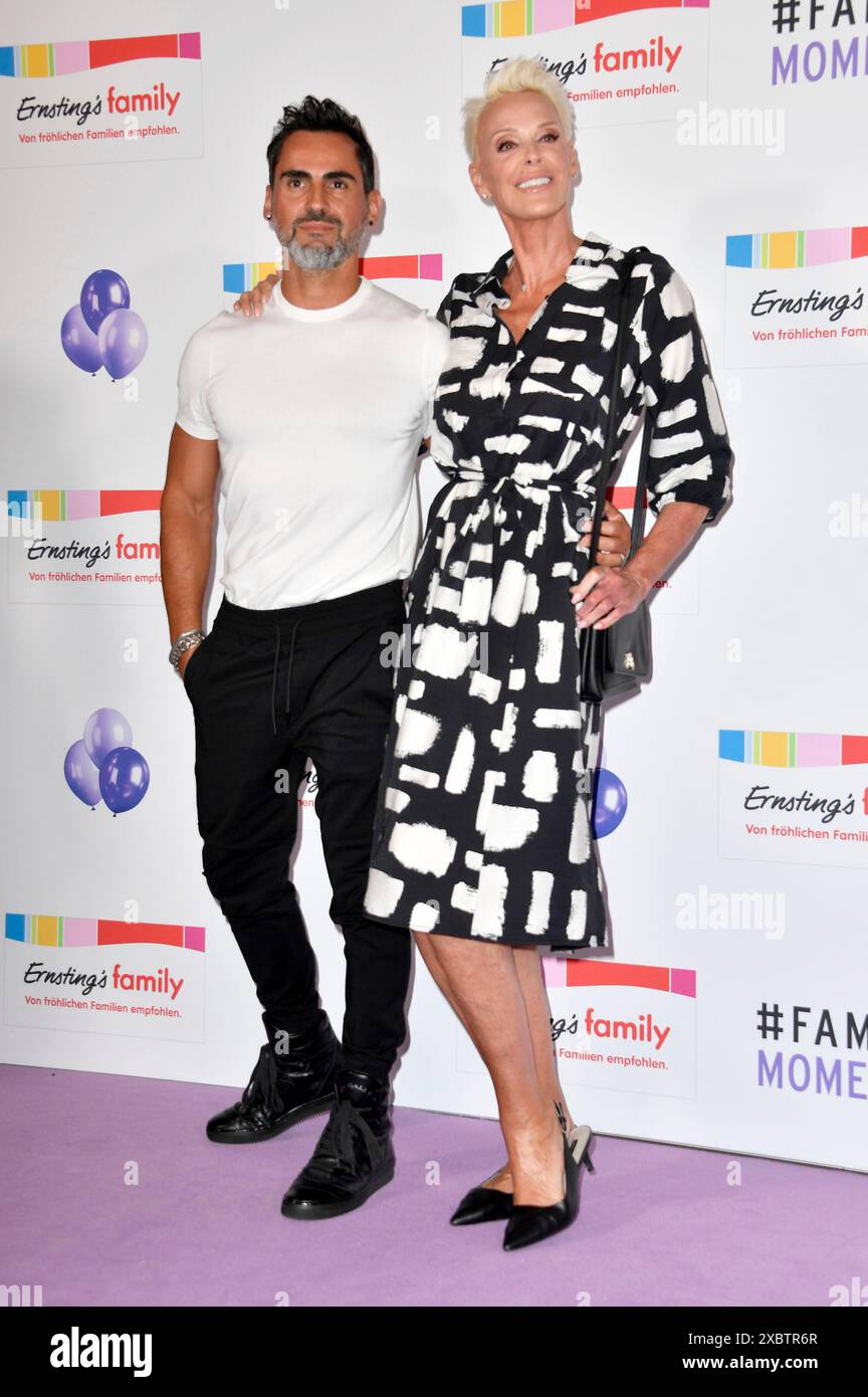 Brigitte Nielsen mit Ehemann Mattia Dessi bei der Ernsting's Family Fashion Show 2024 im Hotel Atlantic. Hamburg, 11.06.2024 Stockfoto