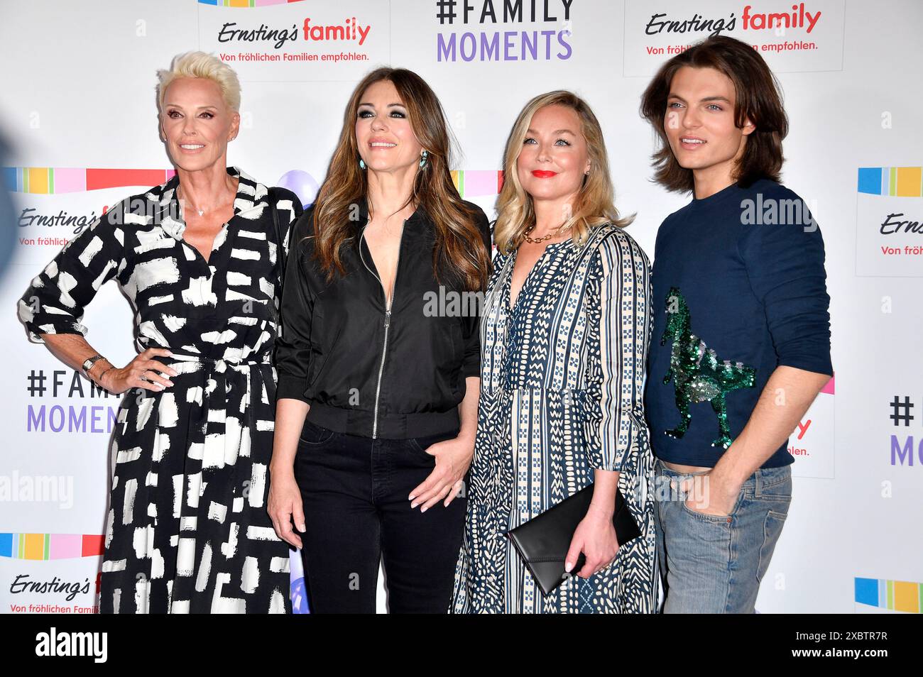 Brigitte Nielsen, Elizabeth Hurley, Elisabeth Röhm und Damian Hurley bei der Ernsting's Family Fashion Show 2024 im Hotel Atlantic. Hamburg, 11.06.2024 Stockfoto