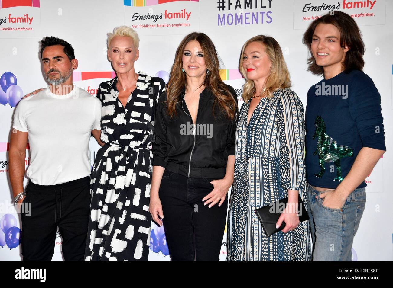Mattia Dessi, Brigitte Nielsen, Elizabeth Hurley, Elisabeth Röhm und Damian Hurley bei der Ernsting's Family Fashion Show 2024 im Hotel Atlantic. Hamburg, 11.06.2024 Stockfoto