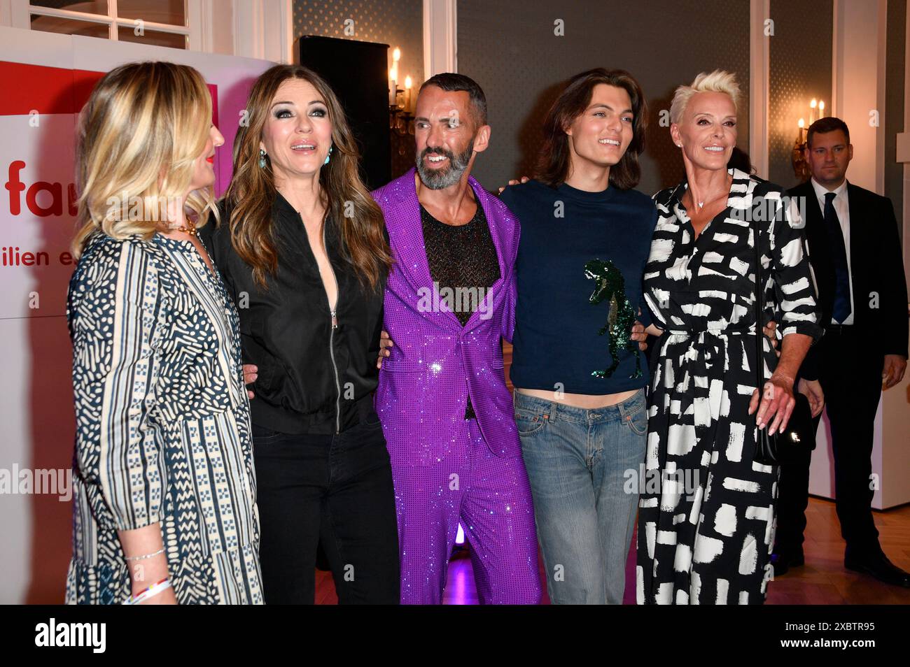 Elisabeth Röhm, Elizabeth Hurley, Marcello Concilio, Damian Hurley und Brigitte Nielsen bei der Ernsting's Family Fashion Show 2024 im Hotel Atlantic. Hamburg, 11.06.2024 Stockfoto