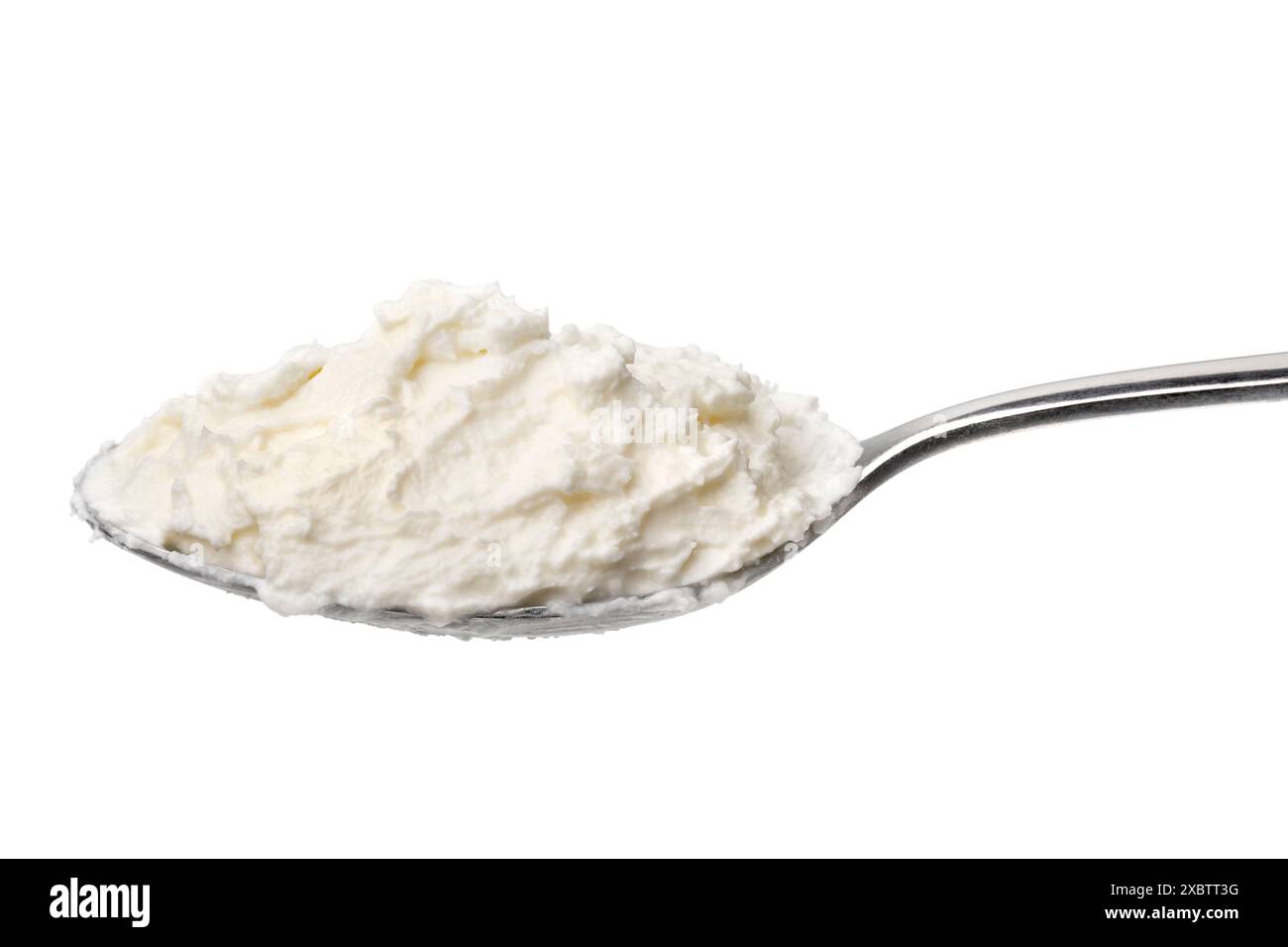 Metalllöffel mit italienischer Mascarpone und frischem Obst auf weißem Hintergrund Nahaufnahme Stockfoto