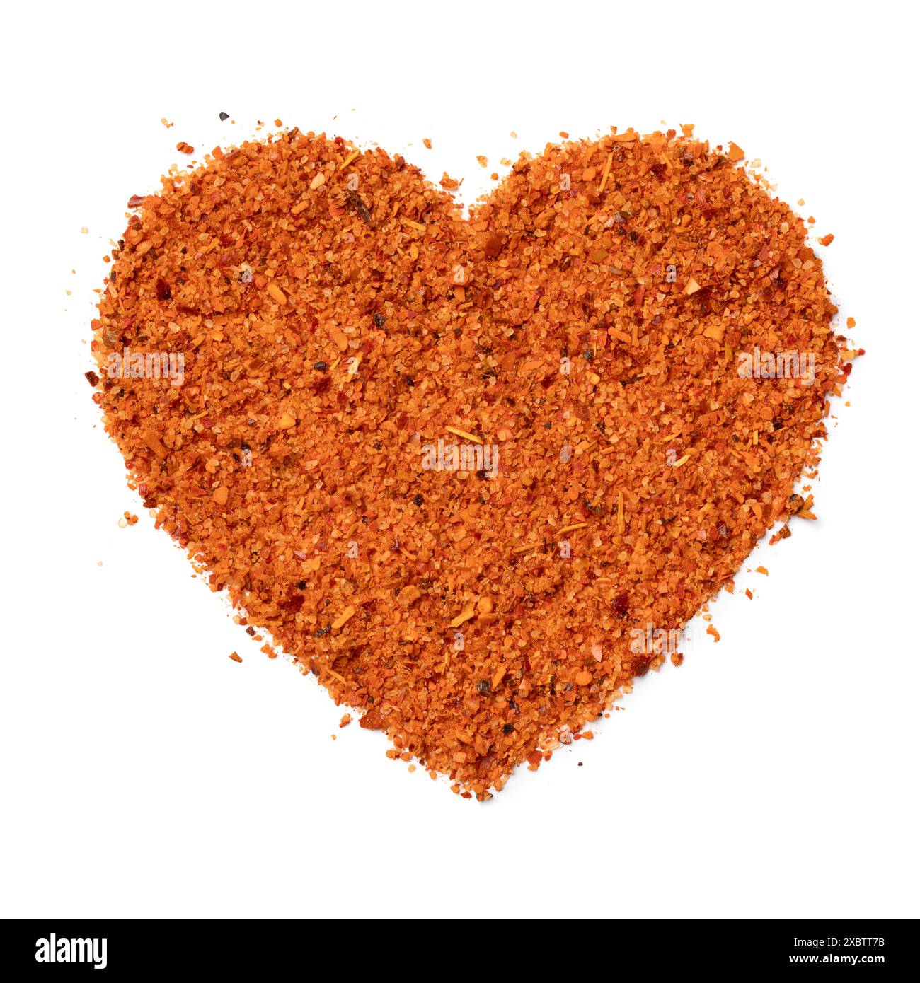 Mischung aus mexikanischem Gewürz aus Chili, Limette und Meersalz in Herzform isoliert auf weißem Hintergrund Nahaufnahme Stockfoto