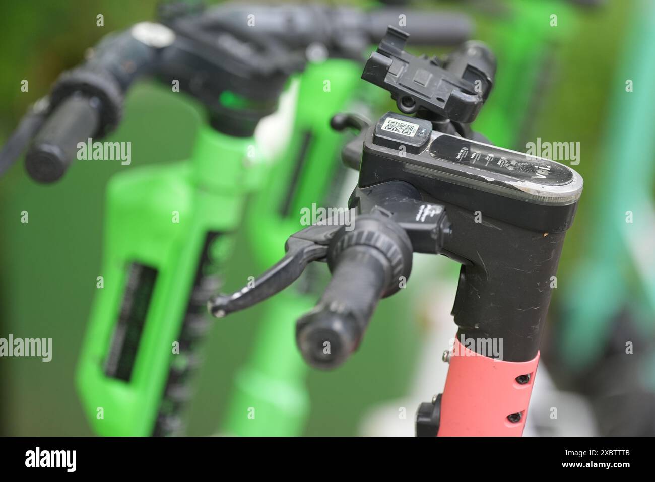 Hamburg, Deutschland. Juni 2024. E-Scooter stehen vor dem Harburger Bahnhof im Stadtteil Harburg. Quelle: Marcus Brandt/dpa/Alamy Live News Stockfoto