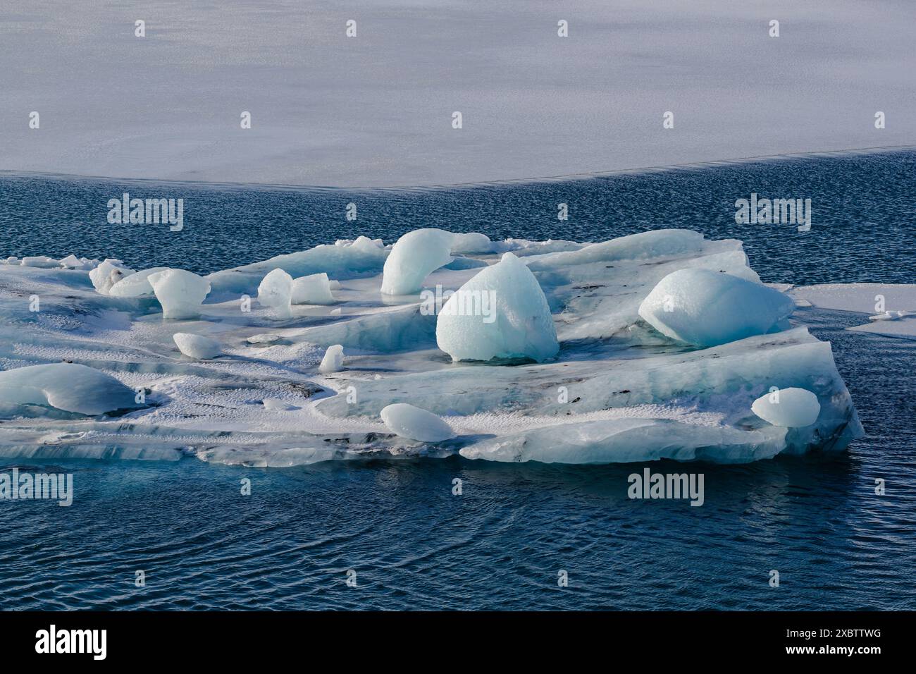 Arktische Eisberge, die in unberührten Gewässern schwimmen Stockfoto