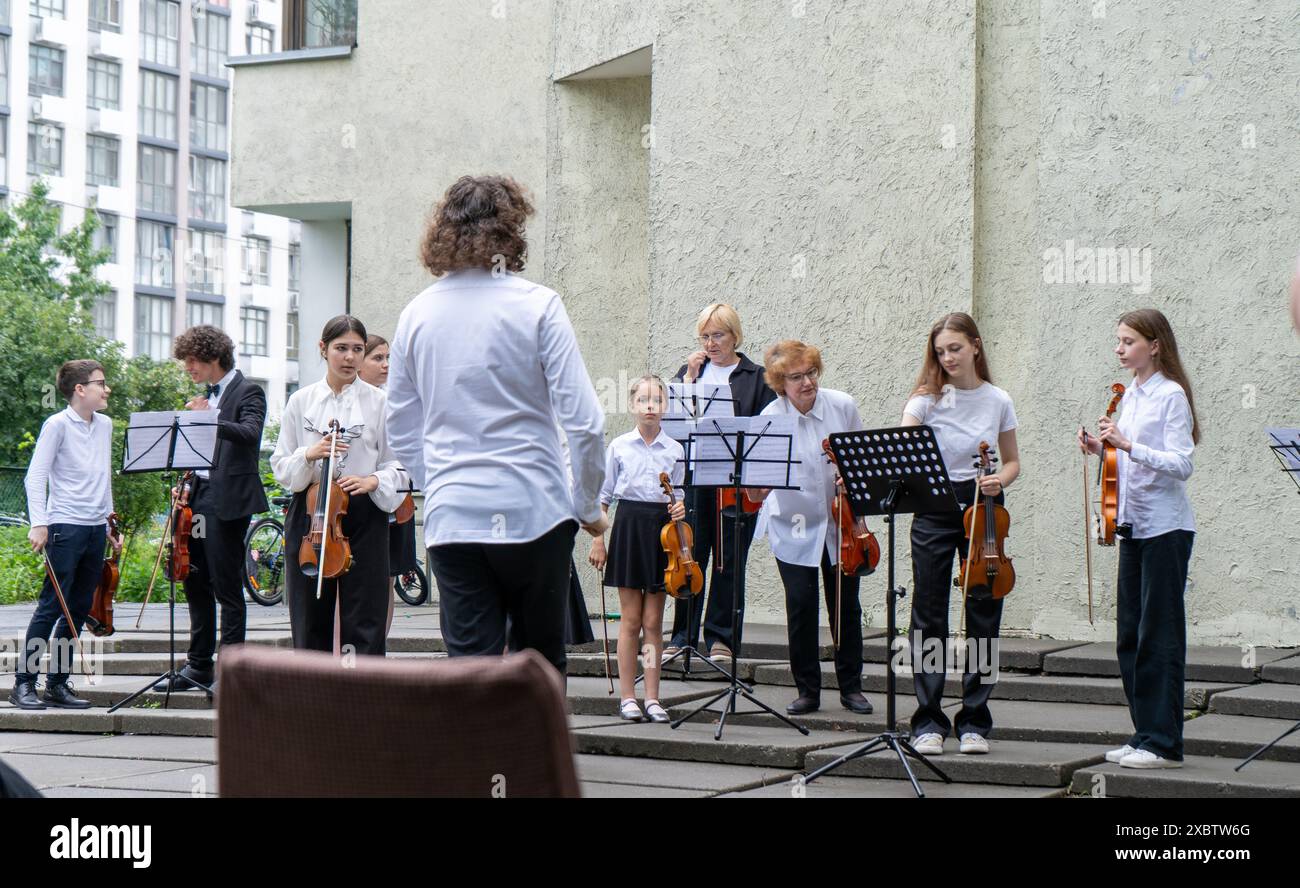 Orchester ukrainischer Geiger. Kinder spielen Geigen, Musikunterricht auf der Straße. Teenager Mädchen. Wiedergabe. Ukraine, Kiew - 4. Juni 2024 Stockfoto