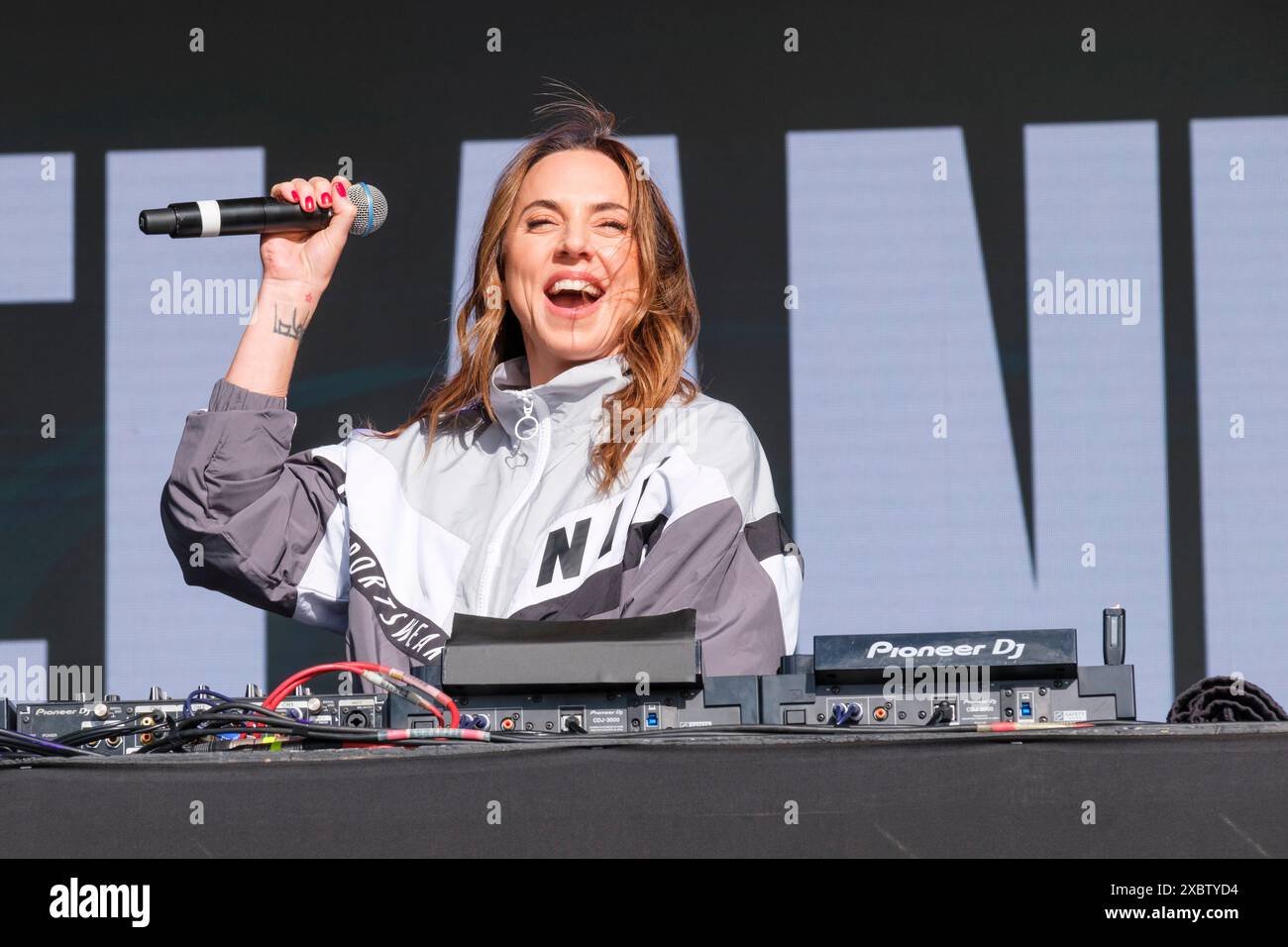 Melanie C spielt ein DJ-Set beim Cambridge Club Festival in Großbritannien. Juni 2024 Stockfoto