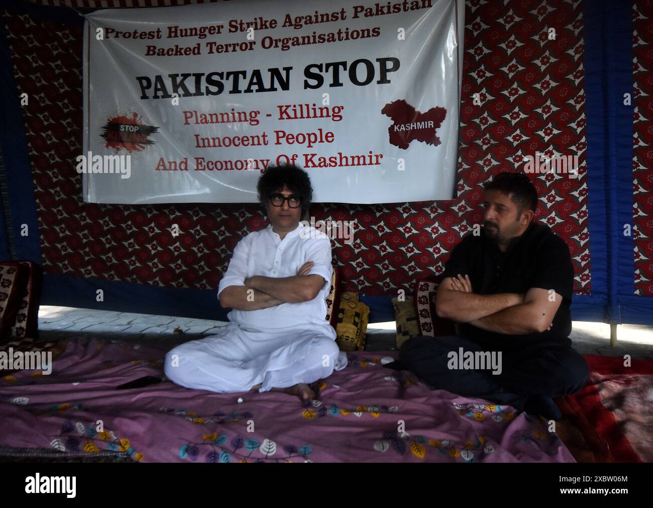 11. Juni 2024, Srinagar, Jammu und Kaschmir, Indien: Aktivisten der Bharatiya Janata-Partei (BJP) sitzen am 11. Juni 2024 in Srinagar in einem Hungerstreik gegen die Ermordung hinduistischer Pilger in Reasi. Soldaten in Kaschmir unter indischer Verwaltung führten am 10. Juni eine große Fahndung durch, sagte die Regierung, einen Tag nachdem neun Hindupilger bei einem der tödlichsten Angriffe auf Zivilisten getötet wurden. etwa eine Stunde vor dem Hindu-nationalistischen Premierminister Narendra Modi wurde am 9. Juni für eine dritte Amtszeit in der Hauptstadt Neu-Delhi vereidigt. (Bild: © Mubashir Hassan/Pacific Press Via ZUMA Stockfoto