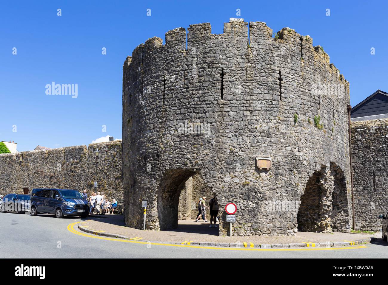 Tenby Town Five Arches Gate ein Eingangstor in der mittelalterlichen Stadtmauer des 13. Jahrhunderts Tenby Carmarthan Bucht Pembrokeshire West Wales UK GB Europe Stockfoto