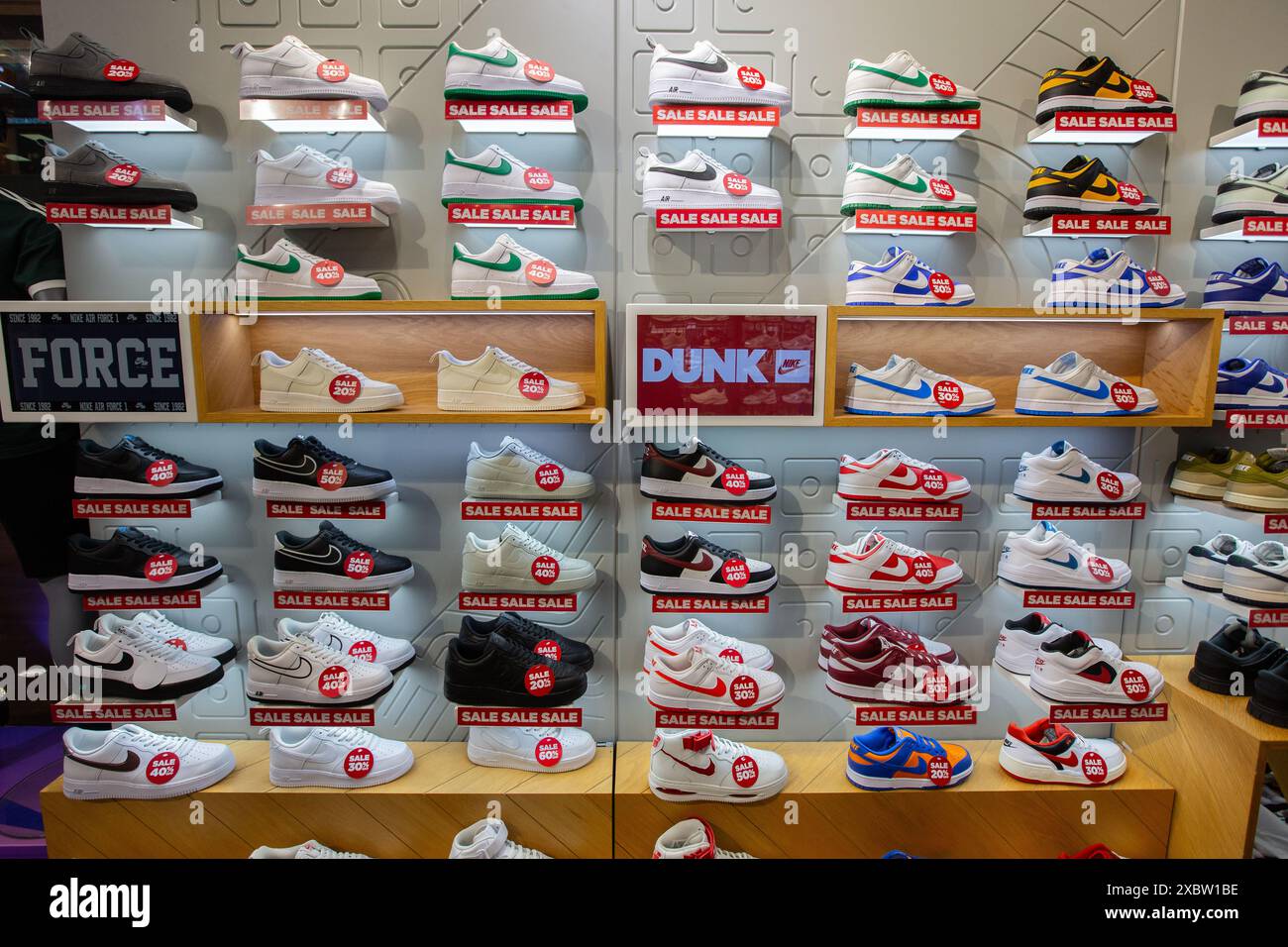 Weite Ansicht der Nike Air Force 1 und Dunk Low Sneaker in den Regalen und erhältlich. JD Sports, Singapur. Stockfoto