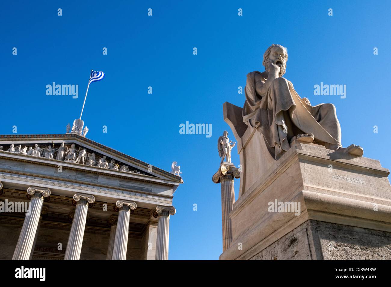 Statue des antiken griechischen Philosophen Sokrates und Apollo, Gott der griechischen Mythologie, an der Akademie der Wissenschaften, Geisteswissenschaften und Schönen Künste in Athen, p Stockfoto