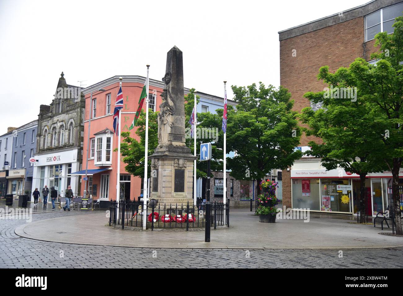 Die Bilder zeigen das Stadtzentrum von Bridgend, drei Wochen vor den Parlamentswahlen 2024, ein wichtiger Zielsitz der Labour Party. Stockfoto