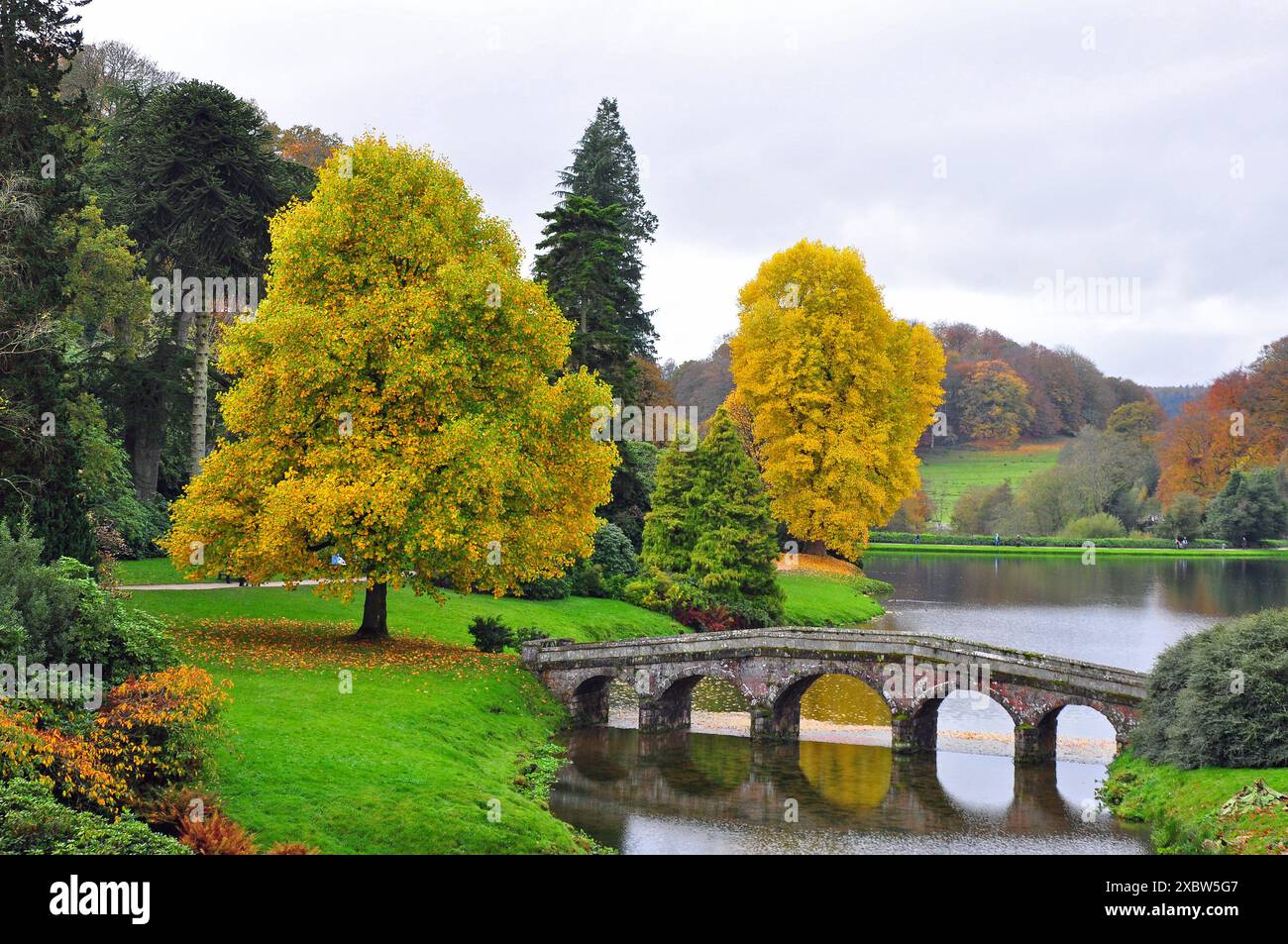 Palladian Bridge und wunderschöne Herbstfarben der Bäume, Stourhead Garden and Lake, Stourton, Warminster, Wiltshire, England, UK Stockfoto