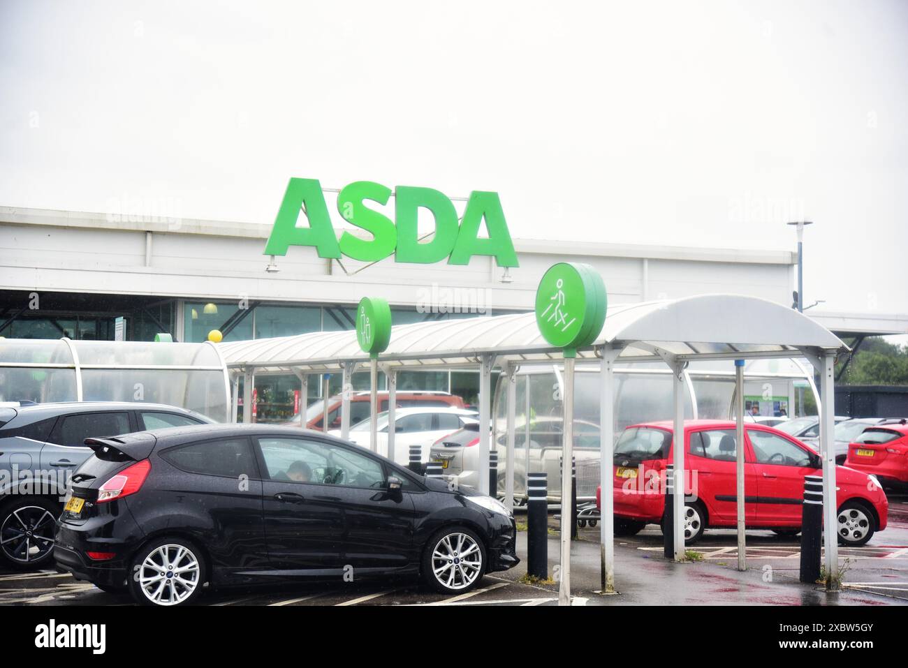 Die Bilder zeigen, dass der Asda Supermarkt Bridgend ein britischer Supermarkt ist. Er verkauft Lebensmittel, Kleidung, Spielzeug und allgemeine Waren zu sehr günstigen Preisen. Stockfoto