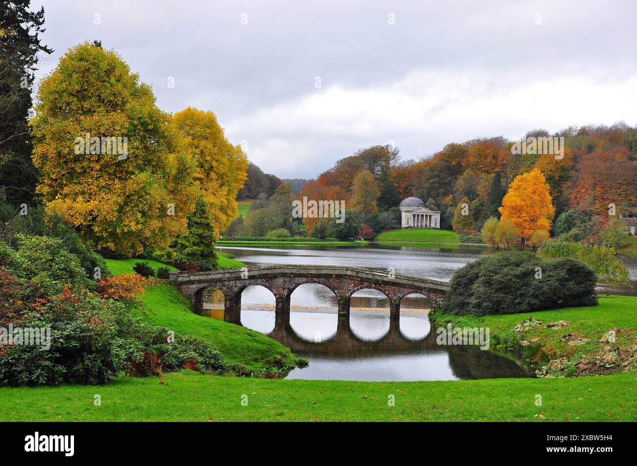 Palladian Bridge und wunderschöne Herbstfarben der Bäume, Stourhead Garden and Lake, Stourton, Warminster, Wiltshire, England, UK Stockfoto