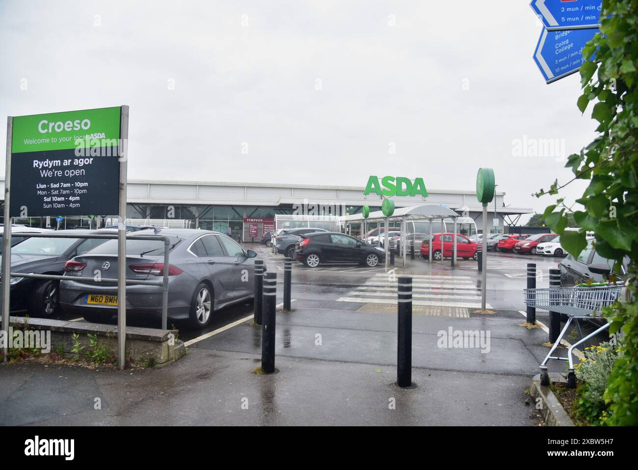 Die Bilder zeigen, dass der Asda Supermarkt Bridgend ein britischer Supermarkt ist. Er verkauft Lebensmittel, Kleidung, Spielzeug und allgemeine Waren zu sehr günstigen Preisen. Stockfoto