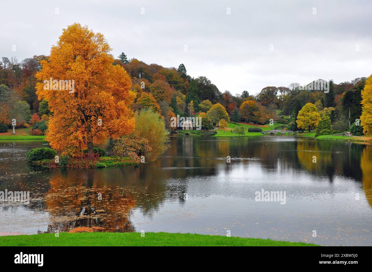 Wunderschöne Herbstfarben von Bäumen und Reflektionen in Lake, Stourhead Garden, Stourton, Warminster, Wiltshire, England, Großbritannien Stockfoto