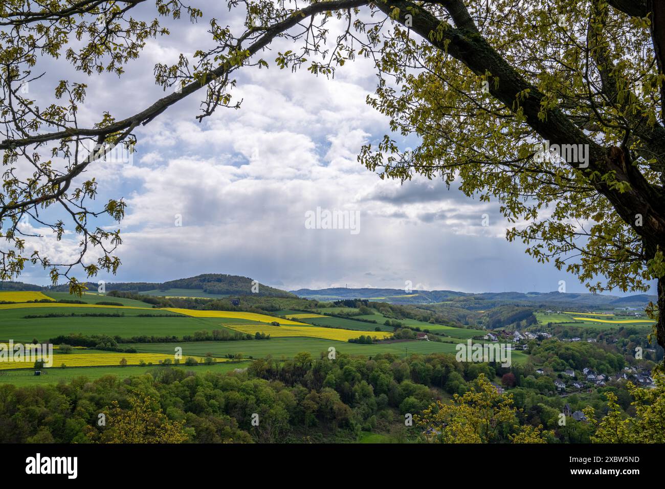 Panoramablick auf das Brohltal, Eifel, Rheinland-Pfalz, Deutschland Stockfoto