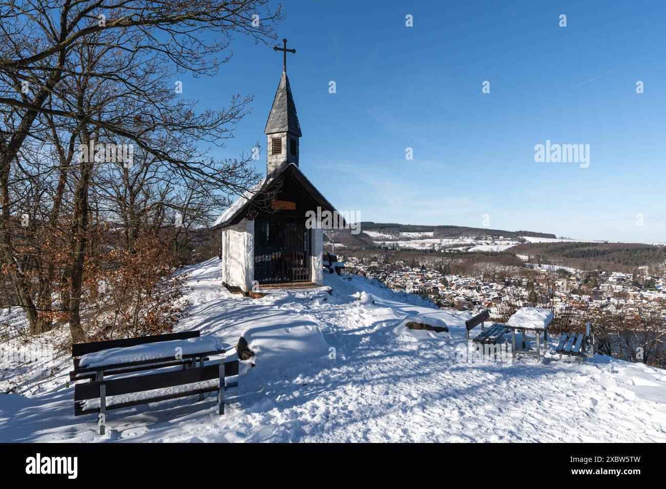 Kreuzau, Deutschland - 20. Januar 2024: Kleine Kapelle in der Eifel mit Blick auf Obermaubach im Winter am 20. Januar 2024 in Nordrhein-Westp Stockfoto