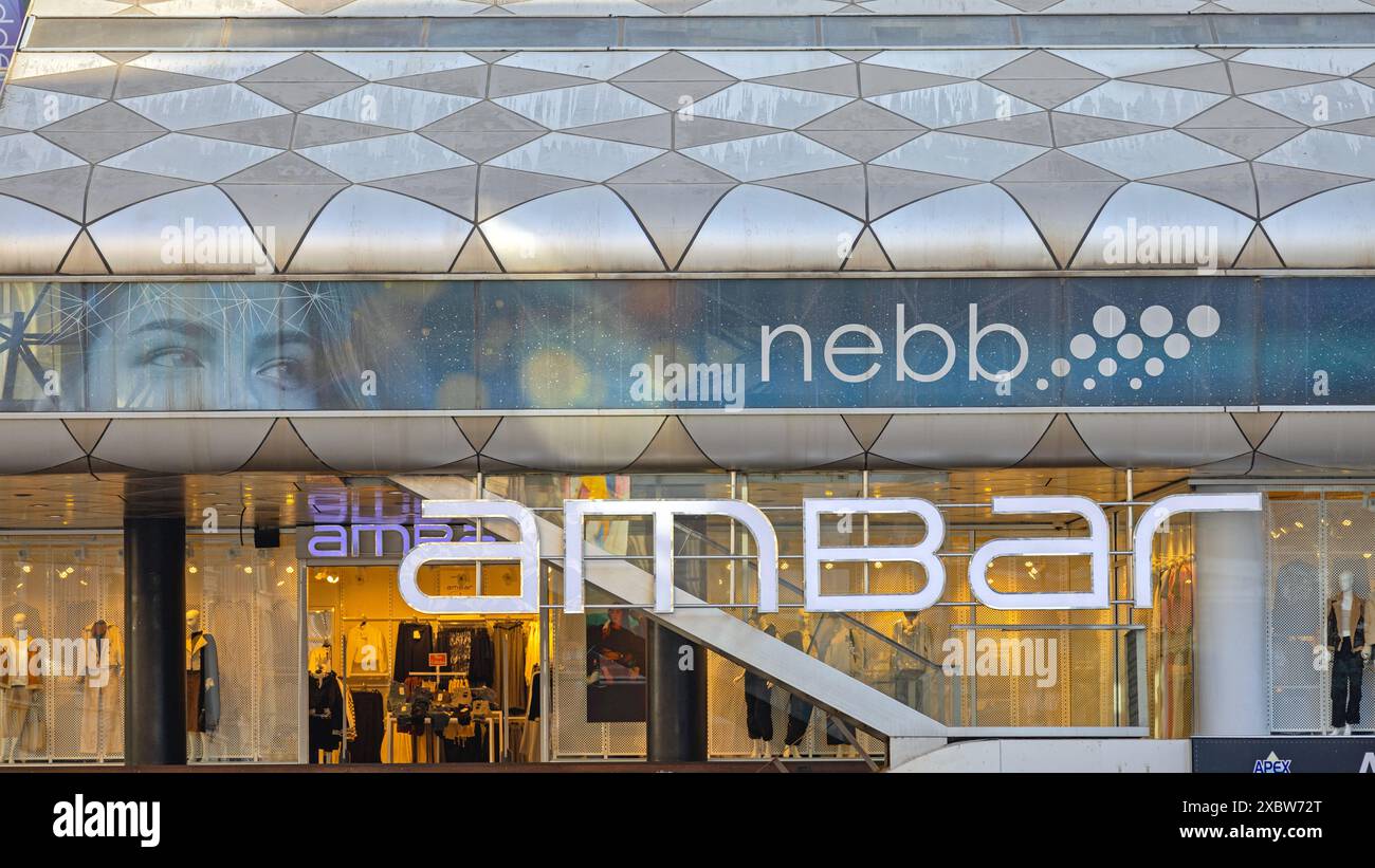 Skopje, Nordmakedonien - 23. Oktober 2023: 3D-Schild Ambar Fashion Boutique im modernen Einkaufszentrum im Zentrum der Hauptstadt. Stockfoto