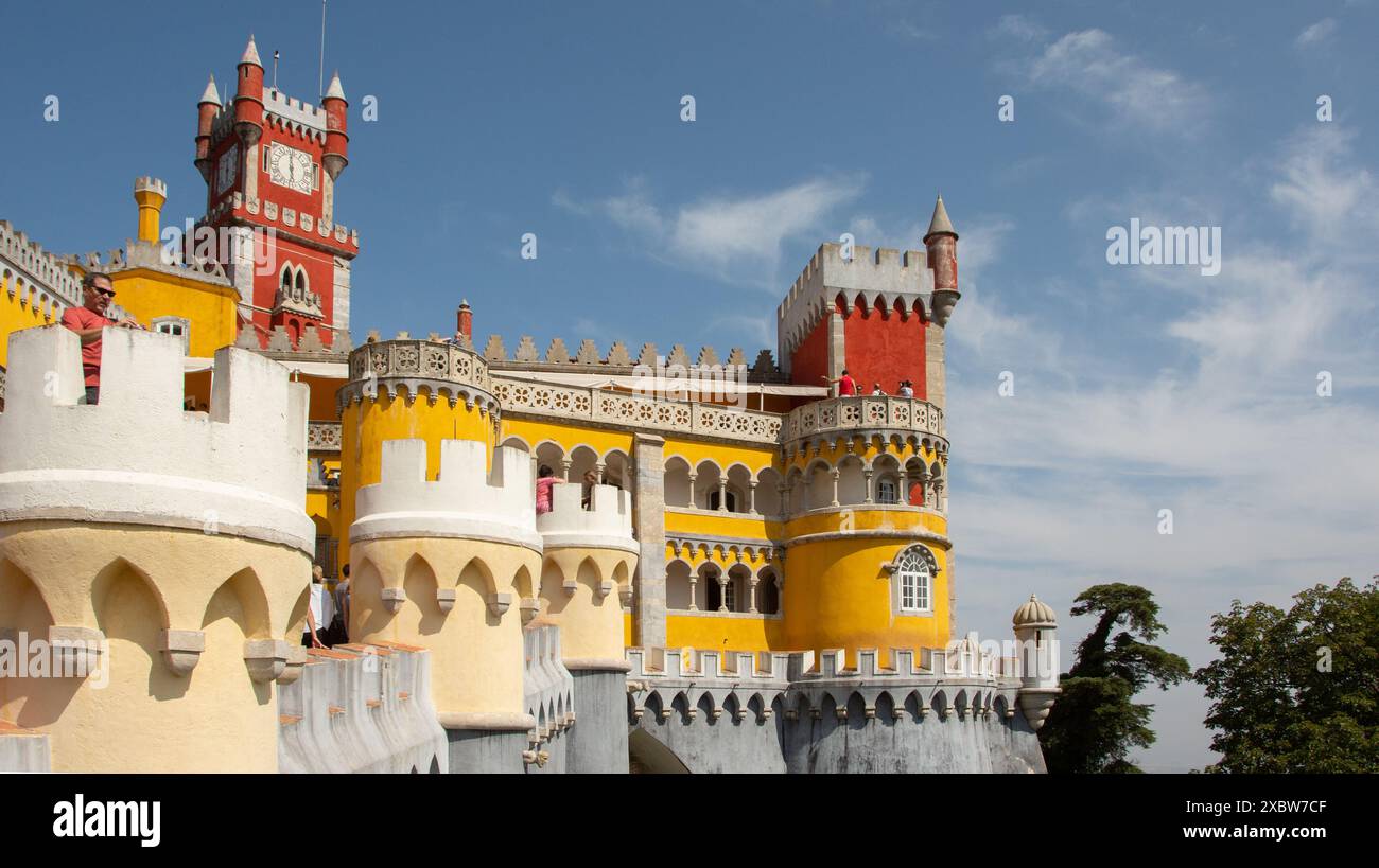 Vue Panorama depuis les remparts du Palacia da Pena. /// KONTEXT : Le Palacio da pena, à Sintra, EST un Chateau coloré en haut d'une colline. Stockfoto