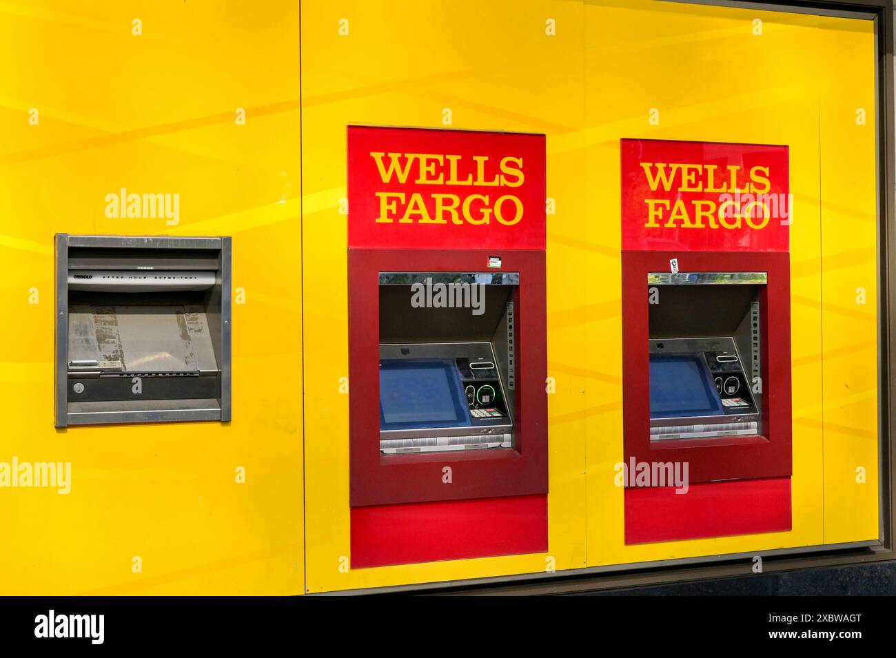 Washington DC, USA - 2. Mai 2024: Geldautomat vor einer Filiale der Wells Fargo Bank im Zentrum von Washington DC Stockfoto