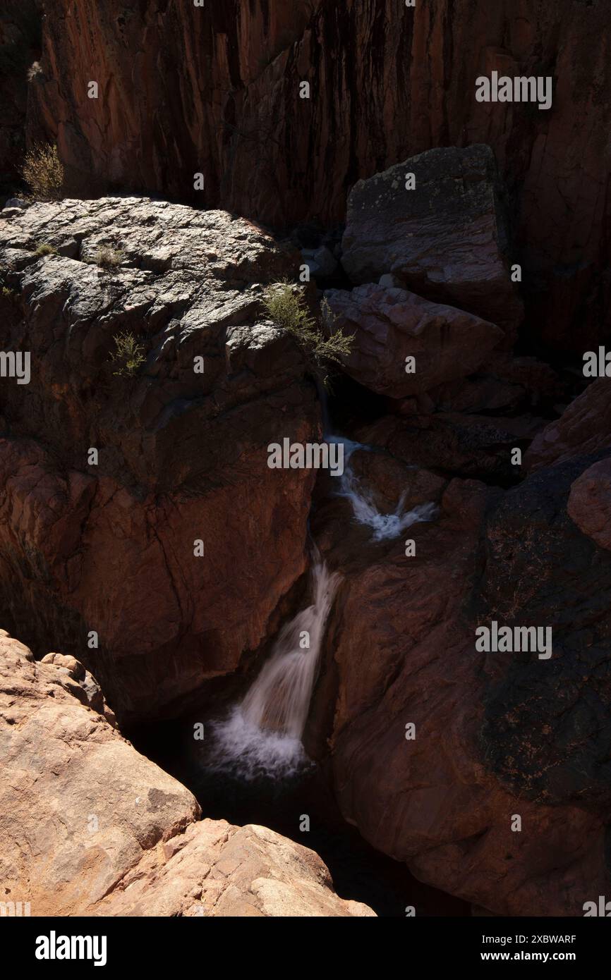 Wundervolle Wasserfälle entlang des herrlichen Water Wheel Falls Wander Trail in der Nähe von Peyson, Arizona (USA). Verführerisch, Erstaunlich, Atemberaubend, Fesselnd, Stockfoto