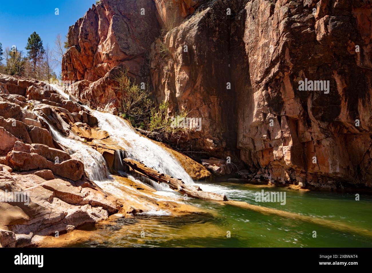 Wundervolle Wasserfälle entlang des herrlichen Water Wheel Falls Wander Trail in der Nähe von Peyson, Arizona (USA). Verführerisch, Erstaunlich, Atemberaubend, Fesselnd, Stockfoto