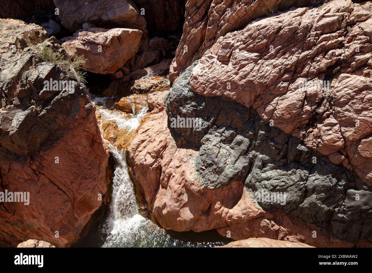 Wundervolle Wasserfälle entlang des herrlichen Water Wheel Falls Wander Trail in der Nähe von Peyson, Arizona (USA). Verführerisch, Erstaunlich, Atemberaubend, Fesselnd, Stockfoto