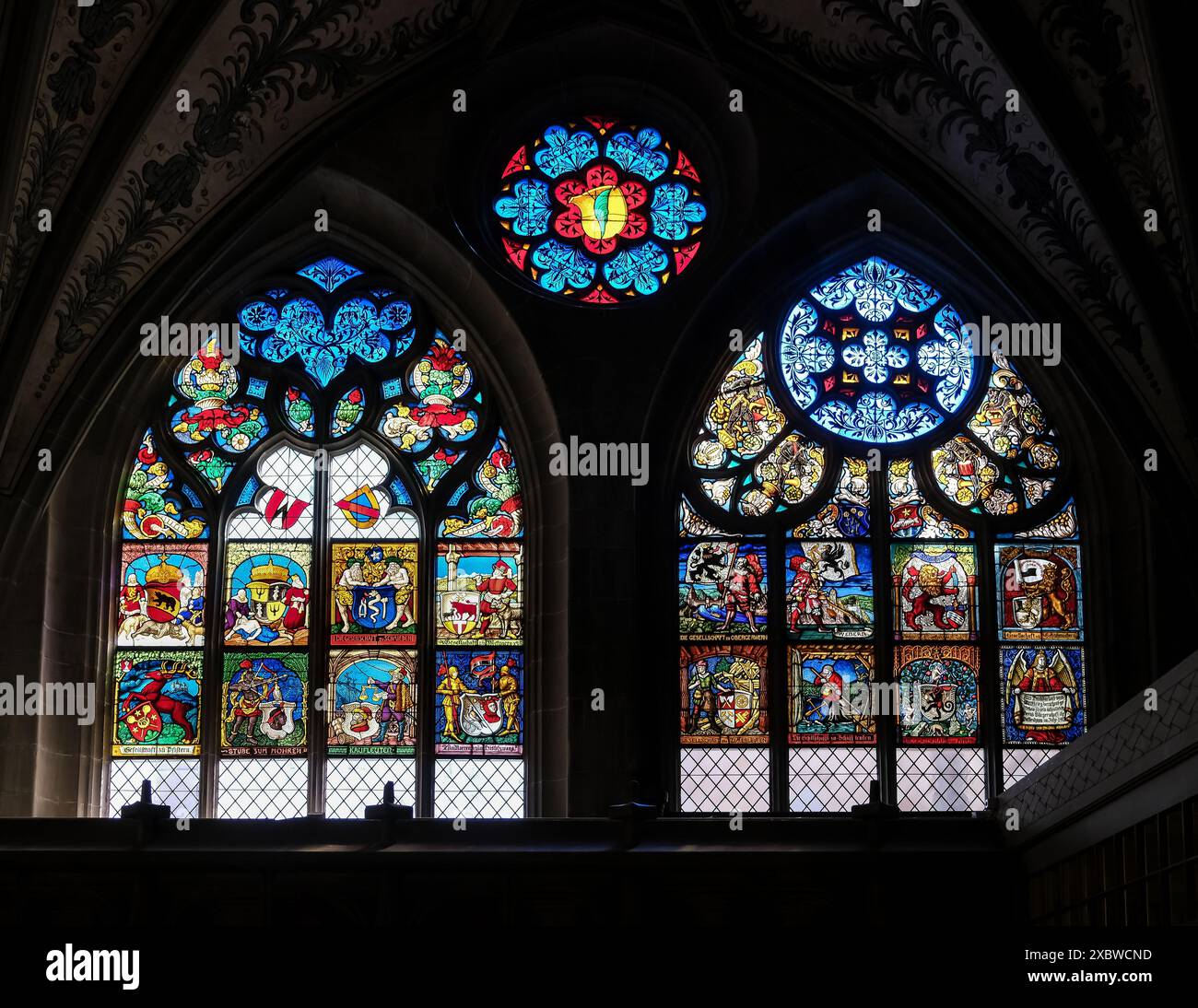 Buntglas im Berner Münster, dem Schweizer reformierten Dom (oder Münster) in der Altstadt von Bern, der höchste Dom der Schweiz. Stockfoto