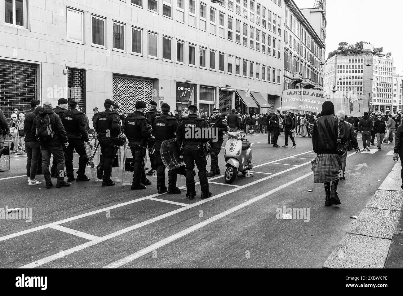 Schwarz-weiß. Die Polizei patrouilliert auf der traditionellen Parade des Befreiungstages am 25. April im Zentrum von Corso Venezia, Mailand, Lombardei, Italien Stockfoto